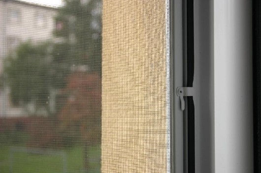 pevná okenní síť proti hmyzu uchycená pomocí otočného držáku